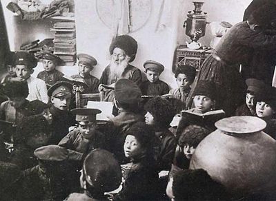 AZERBAIJAN JEWS: A class held at a Jewish school in Quba (early 1920s)