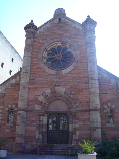 JEWISH AND KOSHER FRANCE: OBERNAI SYNAGOGUE. The oldest mention of a Jewish community living in Obernai dates back from 1215. Several Jewish remains have been found such as Hebraic fonts carved on entrances but no entire building. The synagogue that stands on Rue de S�lestat was built in pink sand stone in1876 in neo-Romanesque style. 