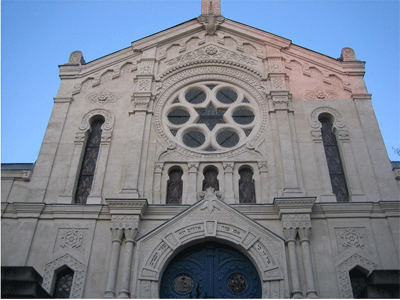 Synagogue of Reims, neo-Moorish style, inaugurated in 1879, designed by architect Ernest Brunette. Above the gate is inscribed in Hebrew, the biblical verse Genesis 28:17: אין זה כי אם בית אלוהים וזה שער השמים  