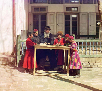 תלמידים יהודיים עם המורה שלהם בסמרקנד, 1910 JEWISH STUDENTS WITH THEIR TEACHER IN SAMARKAND, 1910